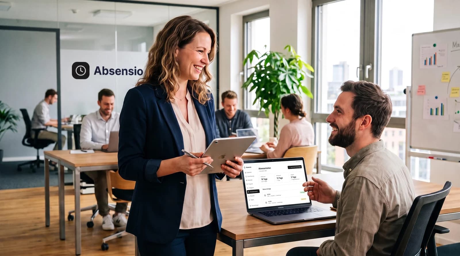 Team im Büro bespricht Abwesenheiten im Absensio-Dashboard